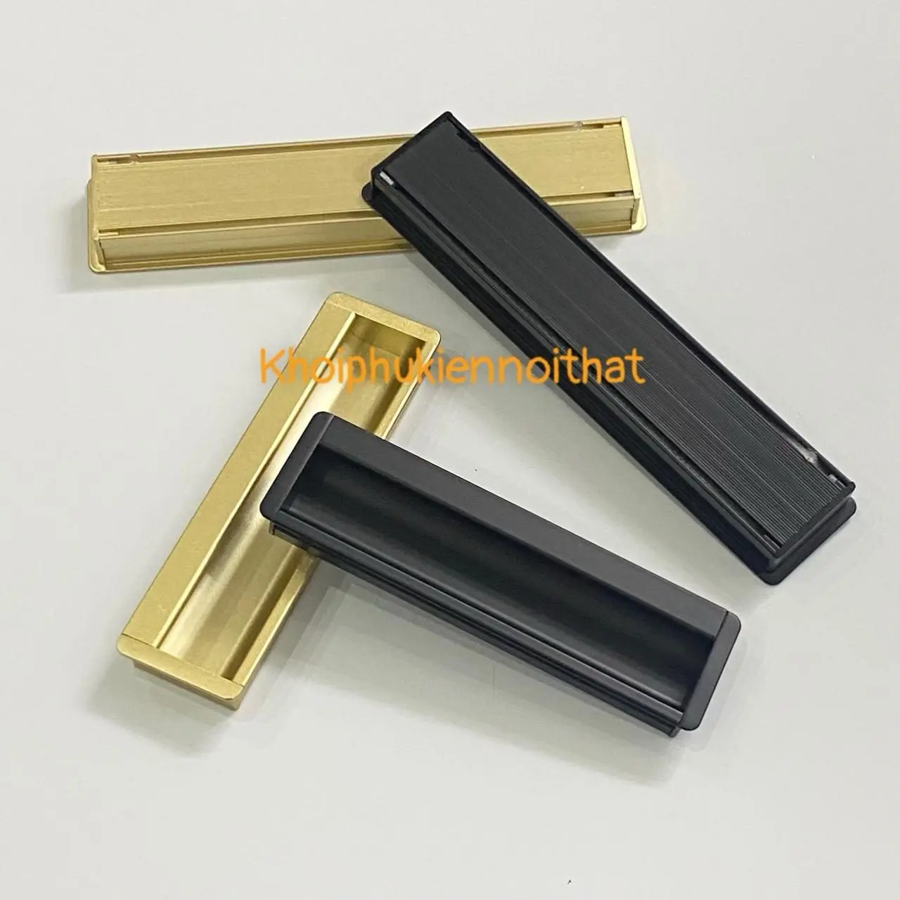 Tay nắm âm chất liệu nhôm màu sắc đen và vàng