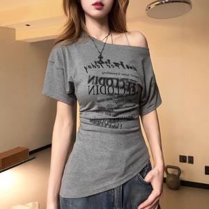 เสื้อยืดแขนสั้นพิมพ์ลายไหล่ไม่สมมาตร ดีไซน์ไม่สม่ำเสมอ สไตล์อเมริกัน ดีไซน์น่ารักและเซ็กซี่ เหมาะสำหรับฤดูร้อน เปิดไหล่ รัดรูป ดีไซน์สาวฮอต มาใหม่