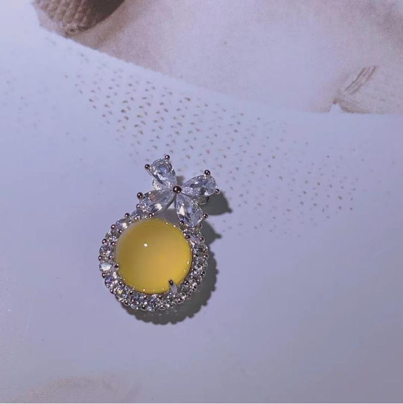Product Introduction of Natural Gemstone Ice Chalcedony Pendant for Women, Jadeite Necklace Pendant, Escaping Princess Chalcedony Inlaid Green Agate Pendant 22