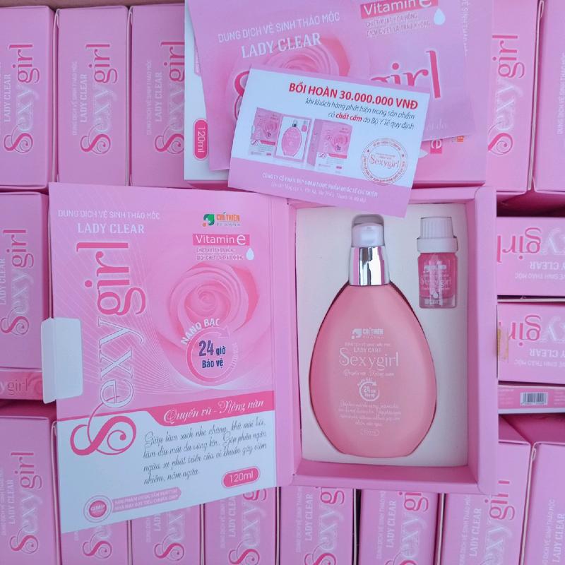 Dung dịch vệ sinh SEXY GIRL chiết xuất hoa hồng - trầu không 120ml kèm nước hoa mini cực cuốn