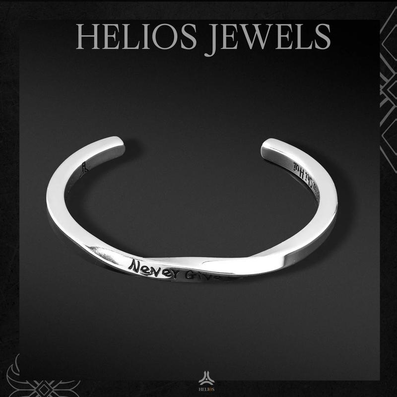Vòng tay kim loại Helios Never Give Up Bạc VTKL0039