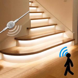 USB給電のモーションセンサー付きLEDテープライト、1個入り・5mソフト粘着タイプ。赤外線センサー搭載で、ベッドサイド、階段、廊下、キャビネットに最適です。