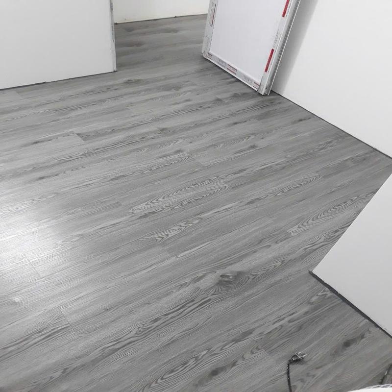 Combo 14 tấm 1m2 lót sàn giả vân gỗ tự dán keo sẵn kích thước 45x15cm dày gần 2mm