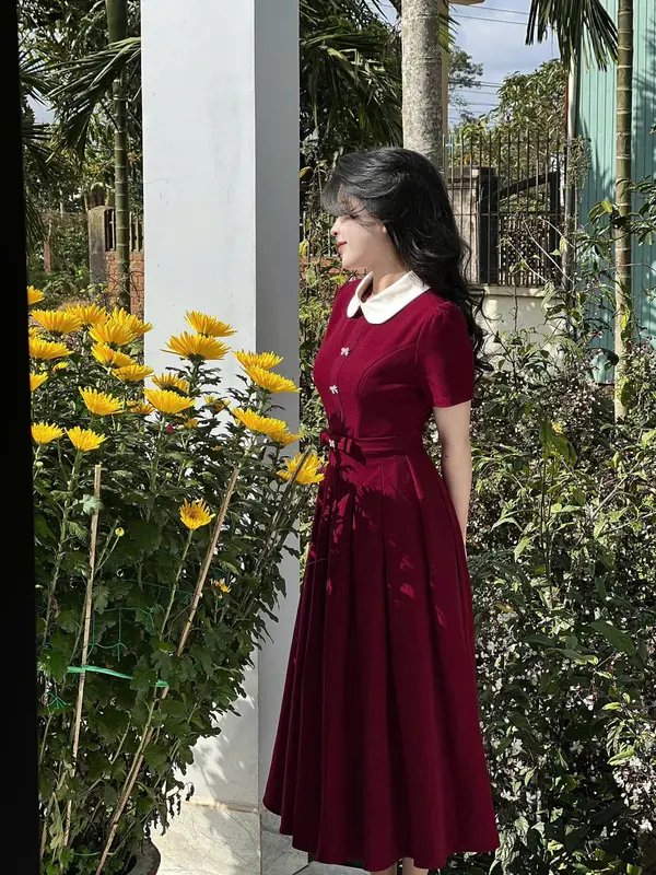 Hera thời trang thiết kế bốn mùa chất liệu tuyết mưa mềm mịn màu đỏ phối cổ bẻ trắng kèm 3 nơ đá cài 2