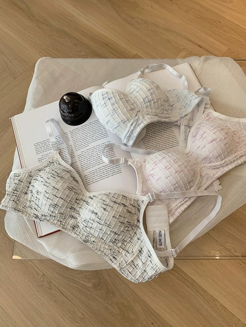 Product Introduction of Sweet girl textured underwear without steel rings and thin small breasts gathered together for junior and senior high school students' comfortable breathable bra 2
