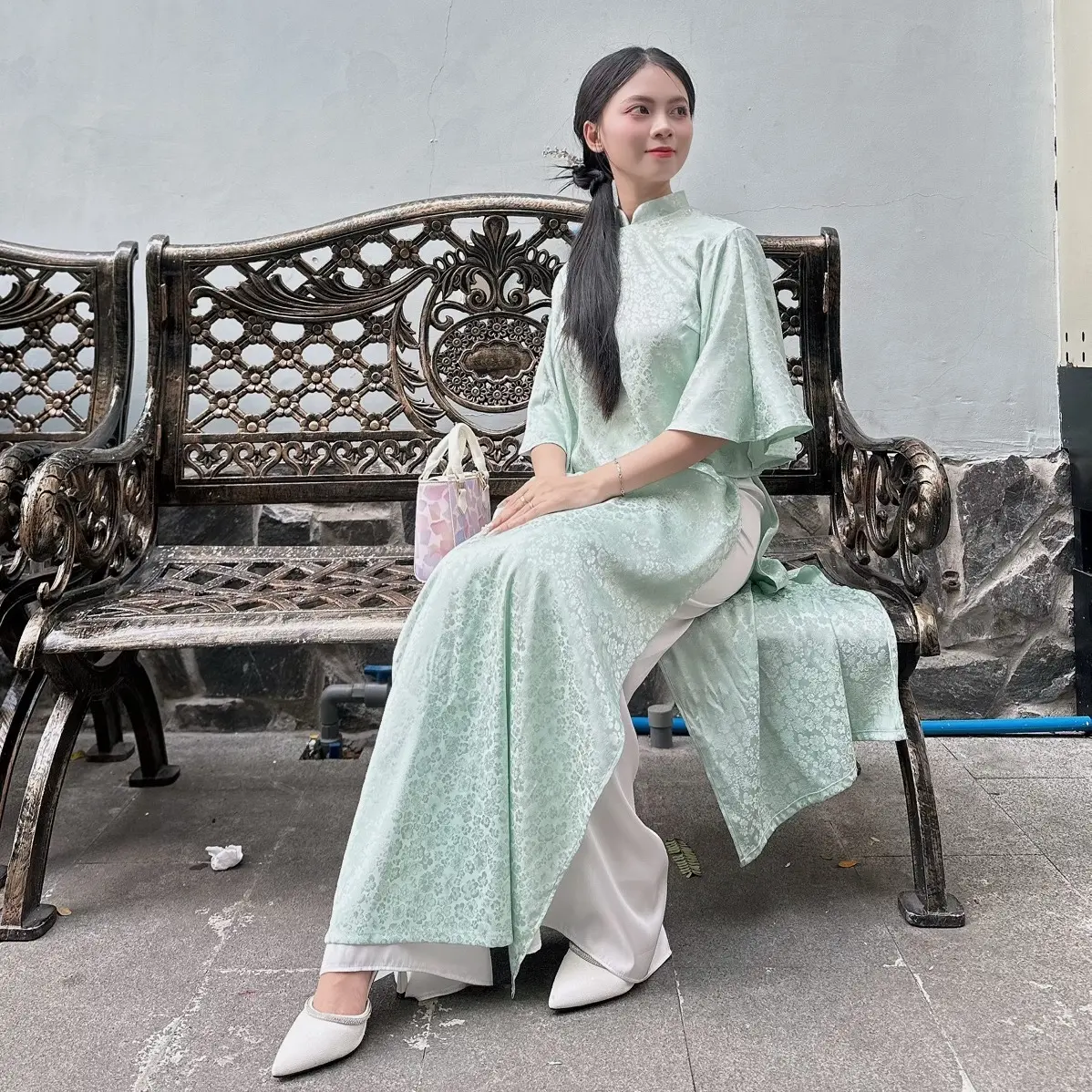 Áo dài lụa gấm thiết kế cách tân màu xanh ngọc