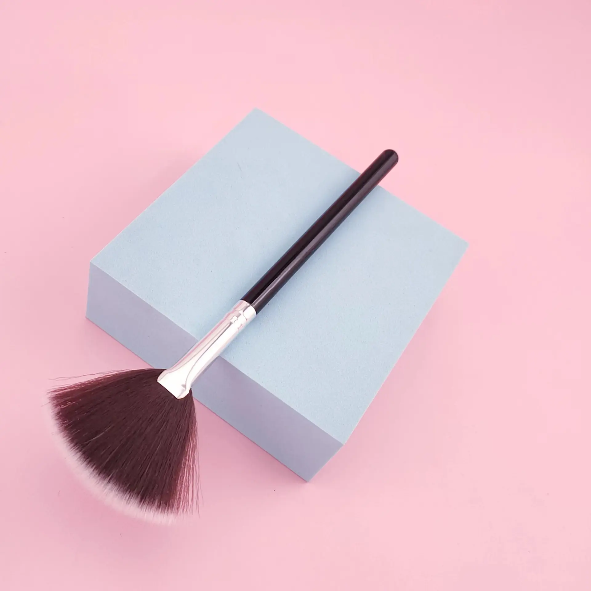 Long Handle Fiber Hair Makeup Brush Beauty Tool Fan-shaped Even Brush