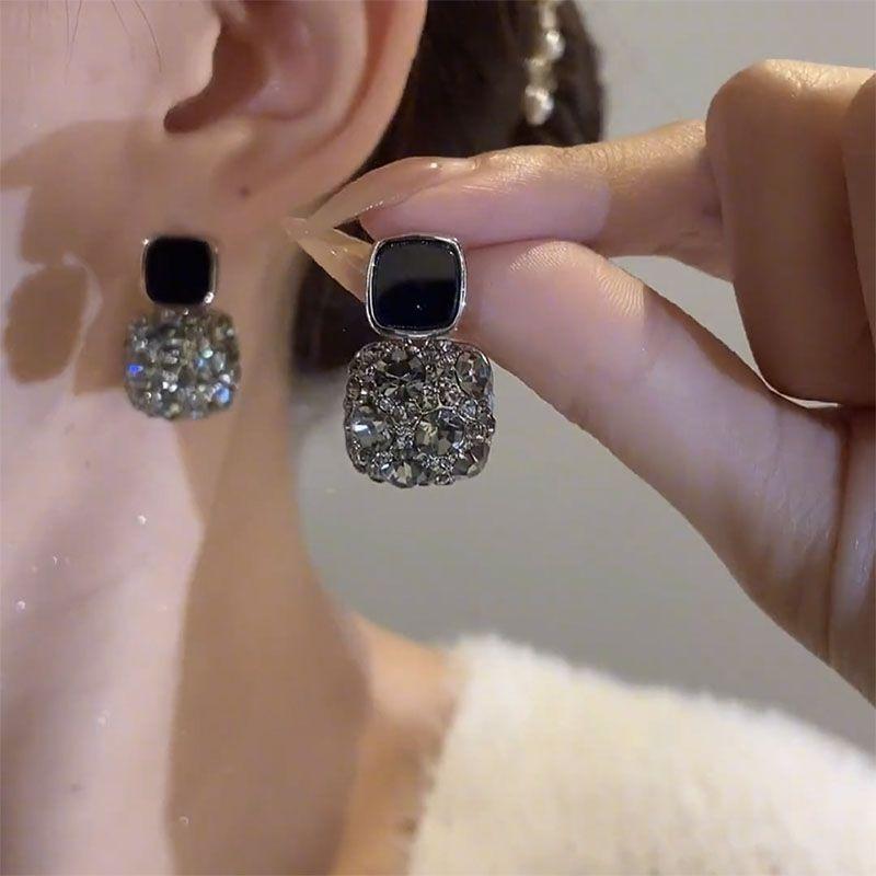 Product Introduction of Vintage Black Crystal Square Earrings Fashion Statement Rhinestone Drop Earrings for Women Wedding Jewelry Personality Gifts 7