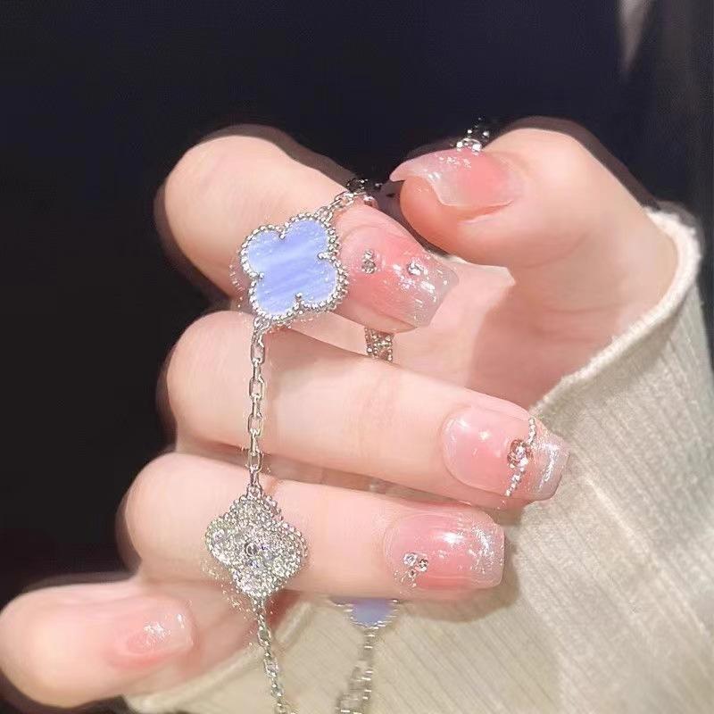 Product Introduction of Super Sparkling Clover Bracelet for Women's Ins, Light Luxury, niche, Personalized, Versatile Handpiece 2