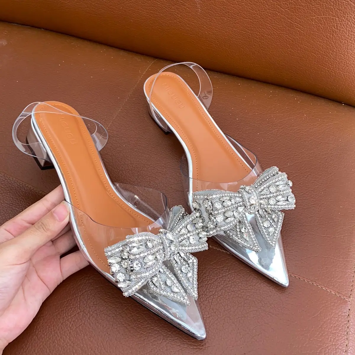 (TP HCM) Giày cao gót đính nơ Vip 2,5CM gót vuông đế đỏ đế chống trơn trượt mẫu mới 2024- MÃ V600