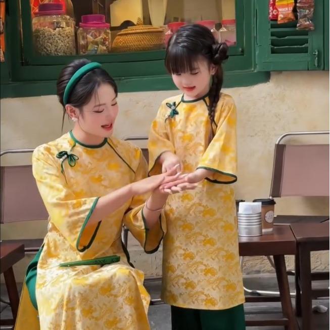 SÉT ÁO DÀI MẸ BÉ  VÀNG GẤM ĐỦ SIZE THÊU HOA ĐÍNH NƠ NGỌC TRAI SANG TRỌNG- ĐẸP XNH - MÃ TX037 1