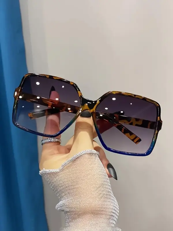 Women's Summer 2024 Elegant Oversized Square Frame Sunglasses, Trendy   Travel Essentials,  Casual Sunglasses for Everyday Use, Fashionable Accessories for Outdoor Activities, 2
