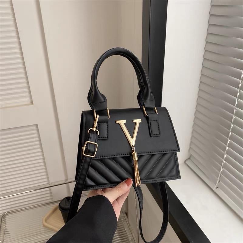 Túi Xách Nữ 2 Quai Chữ V Tua - Da PU , hoạ tiết thêu , phong cách basic nữ tính Hàn Quốc. Đeo chéo, xách tay thiết kế 2 quai KT:D20;C14;R6(cm) KL:300g Bag Nhung