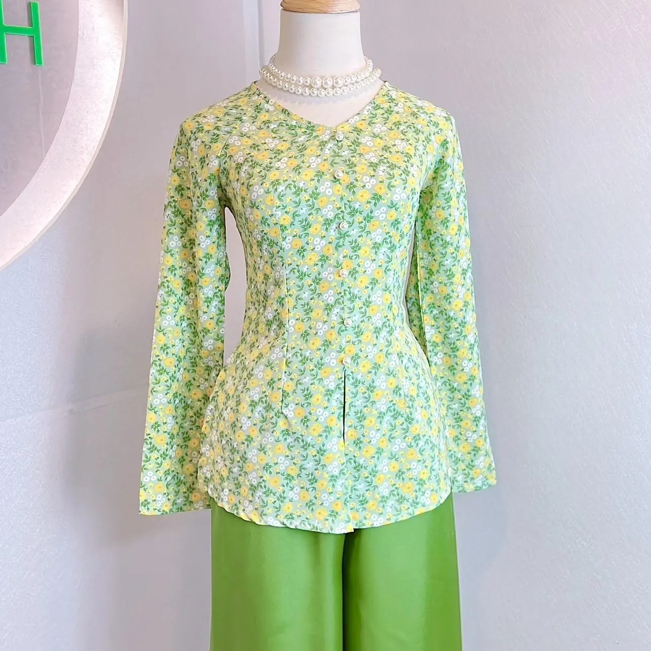 Hân Nguyễn Áo Bà Ba - B.A27 - Bộ Bà Ba Lụa Hoa Cổ Chữ V Dây Kéo Tay Dài Nữ Women Top Shirt Sơ Mi Tay Loe Heo
