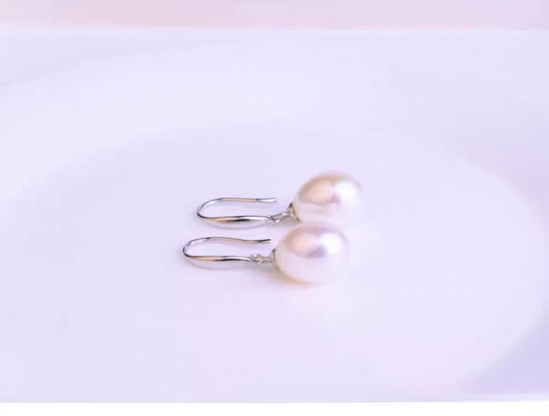 Product Introduction of S925 Sterling Silver Freshwater Nuclear Pearl 8-9mm Hook Earrings Aurora Flawless High-end Sense Drop Earrings Jewelry Accessories 4