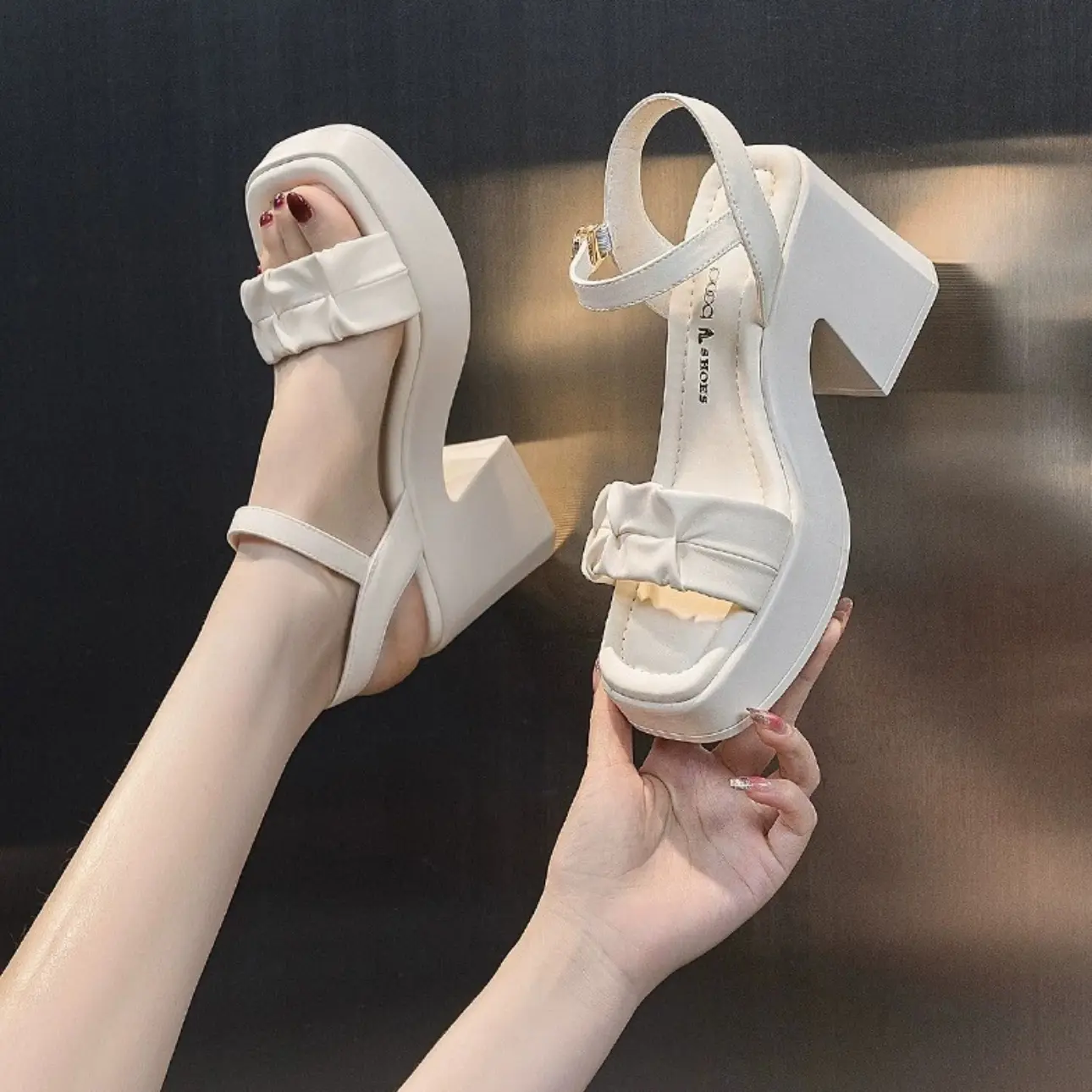 Giày sandal cao gót đế vuông siêu nhẹ, êm chân màu trắng màu đen chất PU mềm DéP cao 7 phân