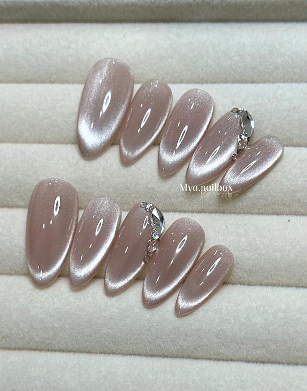 Nail box mắt mèo ánh trắng gắn đá, nailbox thiết kế