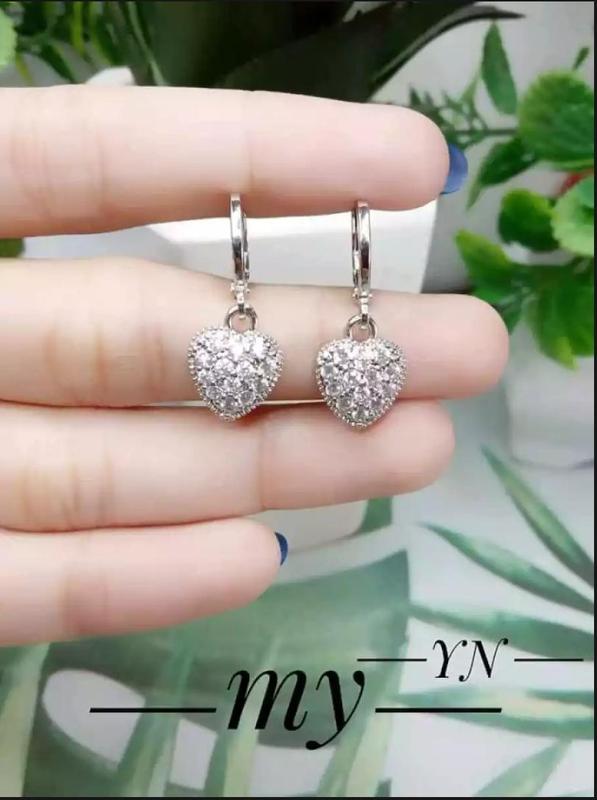 Product Introduction of PERHIASAN WANITA ANTING GANTUNG MOTIF LOVE PERMATA TERBARU ANTI LUNTUR ANTI KARAT 0