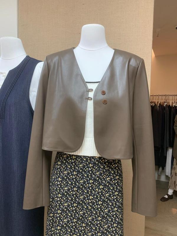Product Introduction of European Station Short Leather Jacket Female 2023 Spring And Autumn Long Sleeve Single-Breasted V-Neck Slimming Elegance Retro Pu Coat 1[Stock] 3