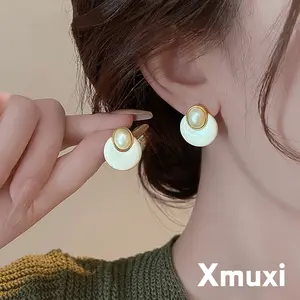 [Xmuxi] Anting Klasik Gaya Hong Kong Geometris Bulat dengan Mutiara Warna Merah Ankara Modis Serbaguna Gaya Viral Z258