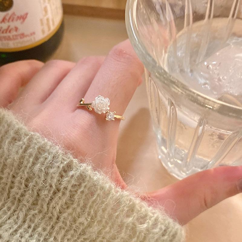 Product Introduction of New Trend Luxury Rings for Women Gold Plated Stainless Steel Rose Ring Fashion Aesthetic Jewelry Temperament Anillos Mujer 1