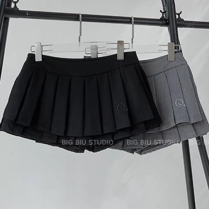 Chân Váy Xếp Ly dáng ngắn 2 tầng thêu chữ Q khóa sườn