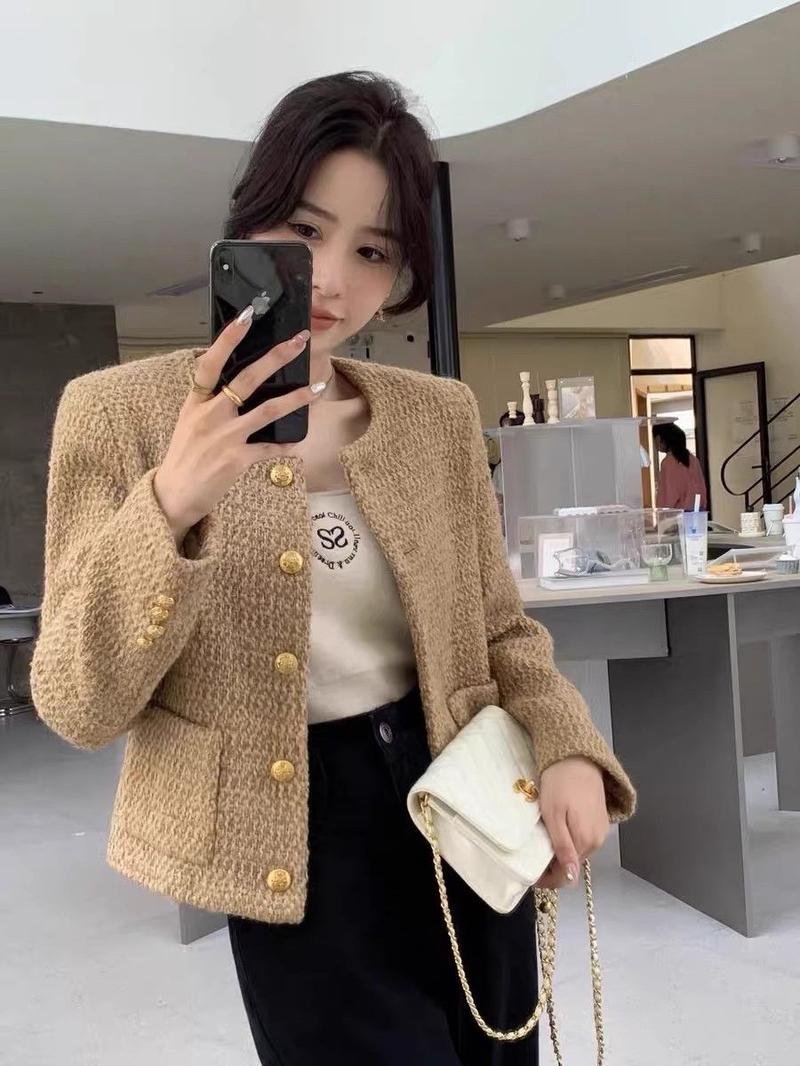 Product Introduction of Áo Khoác Ngắn Len, Phong Cách Pháp, Phong Cách Cổ Điển, Thời Trang Cao Cấp, Dễ Phối Đồ, Phong Cách Ngọt Ngào Dành Cho Nữ, Thích Hợp Đi Lại, Hàng Mới Về Năm 2023, Phong Cách Người Nổi Tiếng Trên Internet, Thời Trang 1