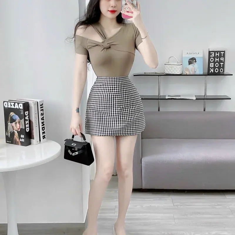 áo thun croptop nữ trể một vai xoắn ngực tay ngắn ôm body tôn dáng co dãn 4 chiều Top Voi Voan  áo hởvai Nhung Jean Cổ Tròn áo  lệch màu đỏ đô 8