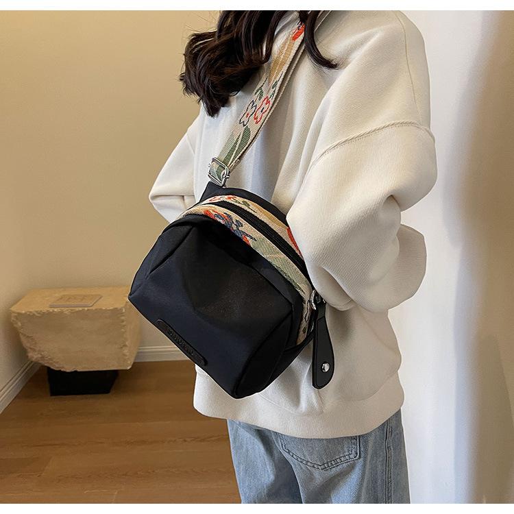 Product Introduction of Large Capacity Simple New Shoulder Small Cloth Bag Women's Messenger Bag Women's Bag Fashion All-Match Lightweight Oxford Cloth Shell Bag 16