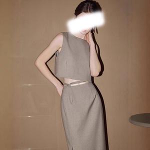 Bộ đồ hai mảnh thiết yếu cho việc du lịch.Áo ngắn không tay, váy ống suông, bộ trang phục thời trang giúp bạn nữ trông thon gọn và cao ráo hơn.