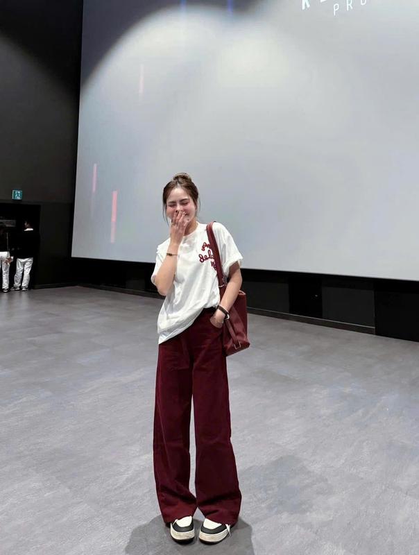 Quần bò jeans ống rộng màu đỏ may mắn, mới nhất 2025 cạp cao hack dáng Nữ Women Ong Pants 1