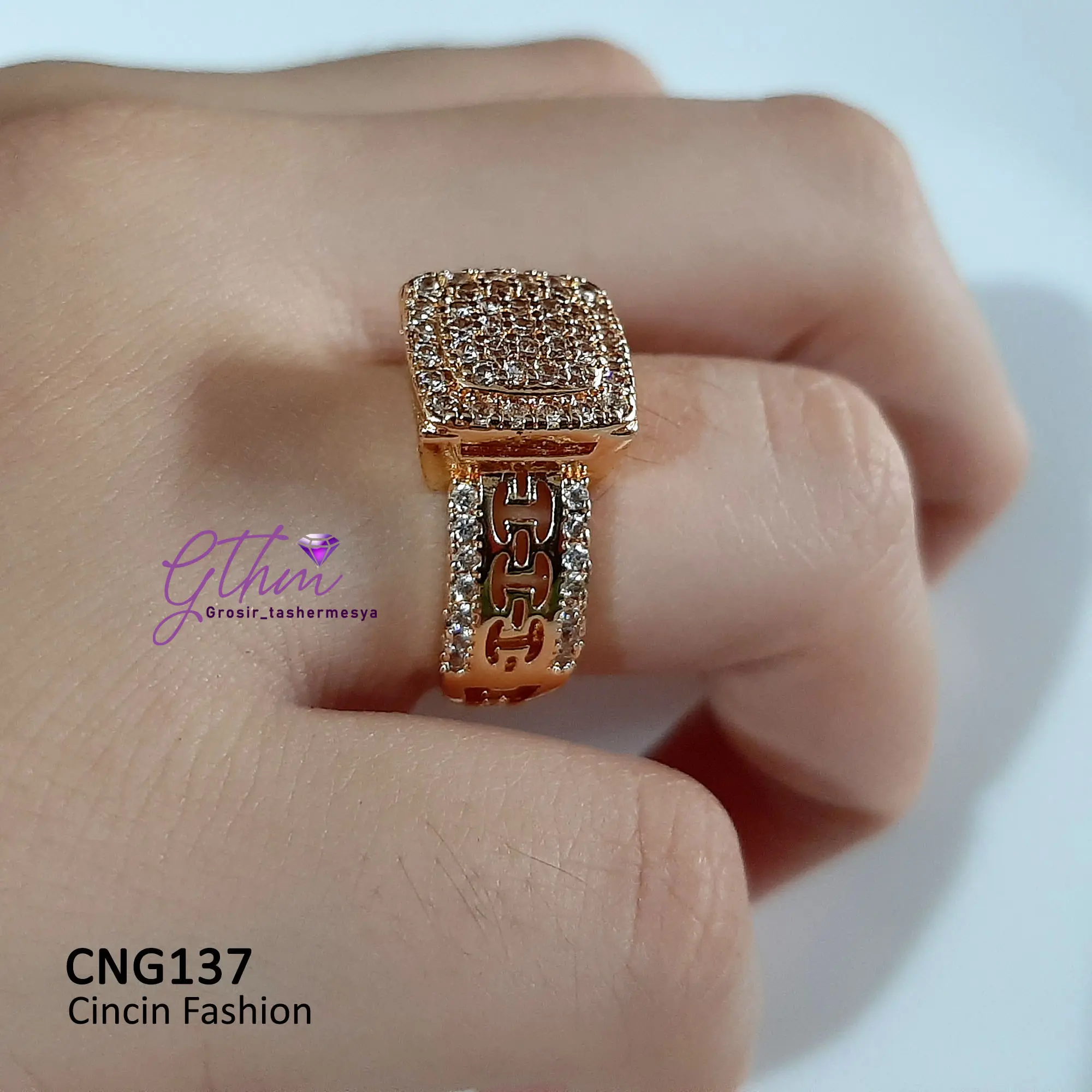 Cicin Wanita CNG137 Kotak Mewah Elegan Cocok untuk Pesta Bisa untuk Sehari hari Warna Gold dan Silver Cincin Perhiasan Rings