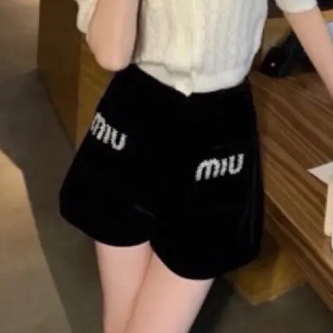 ￼Quần Short Nữ MIU Chất Nhung Túi Trước Thêu Chữ 5