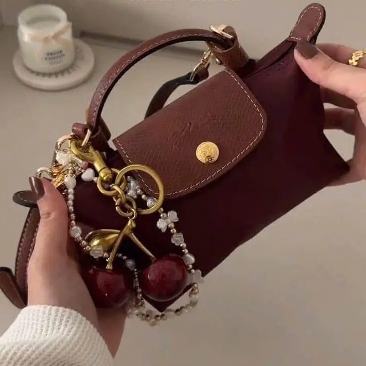 Túi cầm tay đeo chéo đỏ vừa điện thoại chất dù phối size 18cm 3