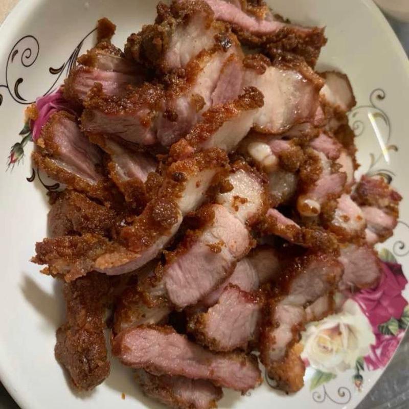 Thịt thính chua : làm từ thịt lợn sạch , sản phẩm được lên men chua tự nhiên từ bột thính Ngô , thịt thính chua rán lên ăn với cơm rất ngon , vị vừa vặn không mặn