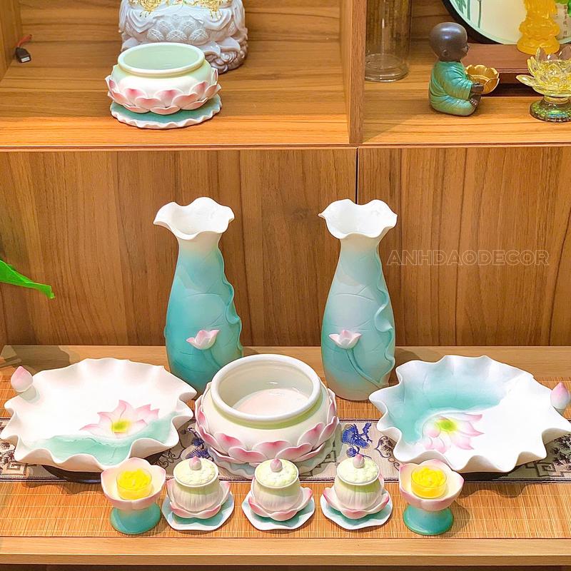 Bộ Thờ Cúng Hoạ Tiết Hoa Sen Bằng Gốm, Lư Hương, Bình Hoa, Đĩa, Chum Nước, Đế Nến