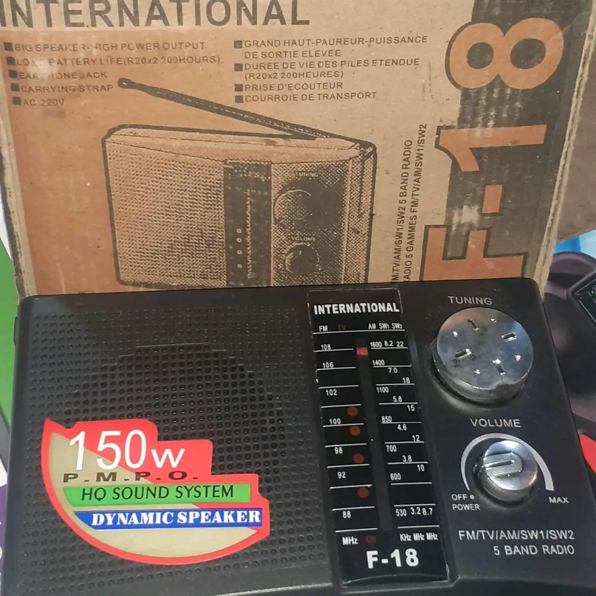 radio jadul sinyal kuat Hadirkan kembali memori nuansa jaman dulu dengan radio jadul portable ini. Nikmati siaran radio atau lagu-lagu yang menemani waktu santai Anda atau alunan pengantar tidur Anda.  Radio ini dapat dioperasikan dengan kabel (termasuk d