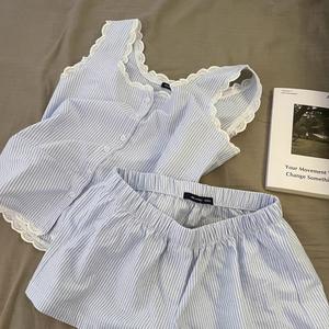 ชุดนอนเสื้อชั้นในมีลายทางเรียบง่าย, OOTD, สำหรับผู้หญิง, ชุดกางเกงขาสั้นลูกไม้สาวหวาน, ชุดเลานจ์สำหรับบ้านและแจ๊กเก็ต, ฤดูร้อนปี 2025 มาใหม่