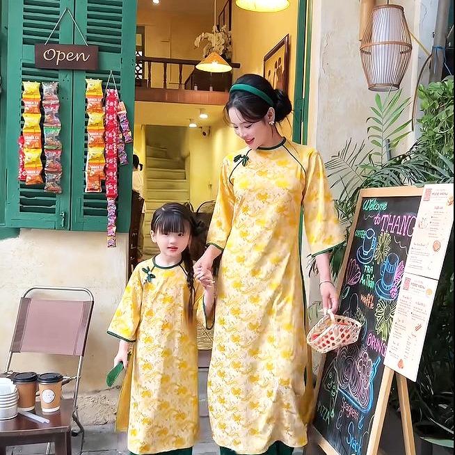 SÉT ÁO DÀI MẸ BÉ  VÀNG GẤM ĐỦ SIZE THÊU HOA ĐÍNH NƠ NGỌC TRAI SANG TRỌNG- ĐẸP XNH - MÃ TX037 4