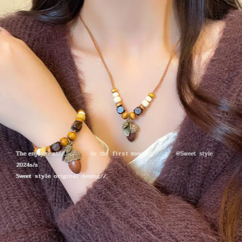Artistic girl's new Chinese handmade rope dried fruit pendant necklace, niche high-end feeling collarbone chain accessory