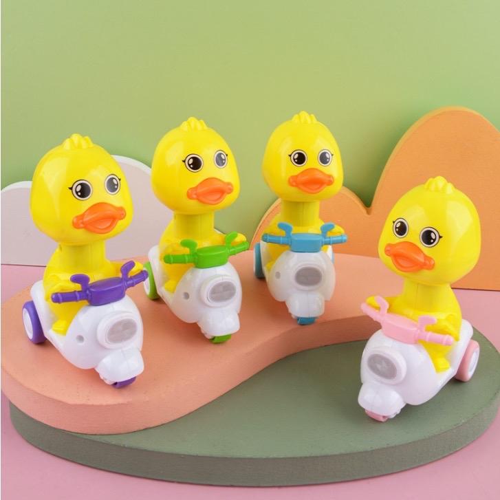 Đồ chơi vịt con đi xe máy vespa, vịt chạy vespa ấn là chạy cực cute, vịt chạy cót cho bé.