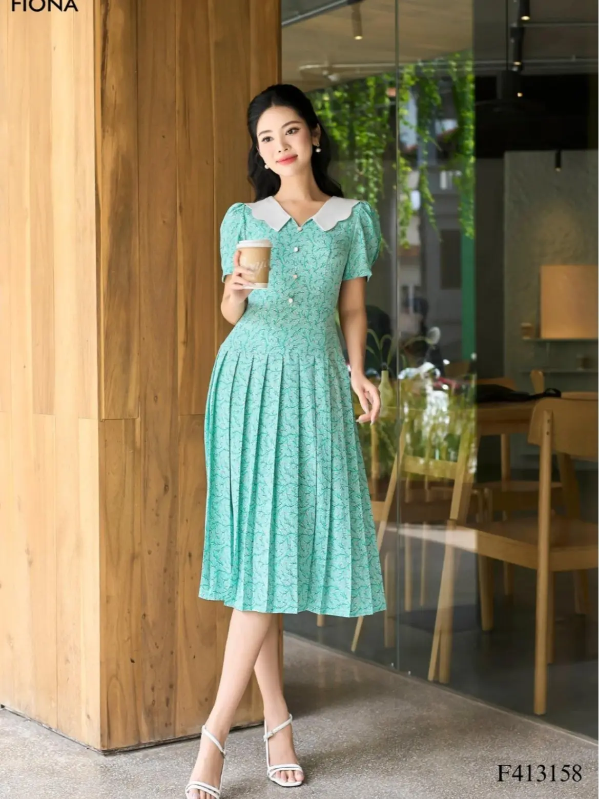 FIONA Đầm nữ dáng xòe hoa nhí đũi màu xanh lá cổ trắng lượn sóng trang trí F413158 Women Dress