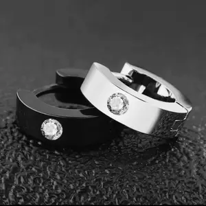 Anting Tindik Pria Wanita Kristal Hitam Silver Titanium Earrings 2pcs