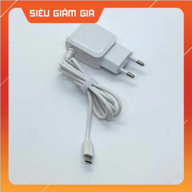 Bộ sạc chân micro usb tiêu chuẩn với dòng ra 1.5A nhãn hiệu KIMCUONG. Bộ sạc liền dây và có thêm cổng Usb mở rộng, phù hợp sạc cho các dòng máy chân cắm Micro đời thấp hoặc máy bàn phím người già. Dòng sạc nhỏ ít gây hại pin, Phụ Kiện 4