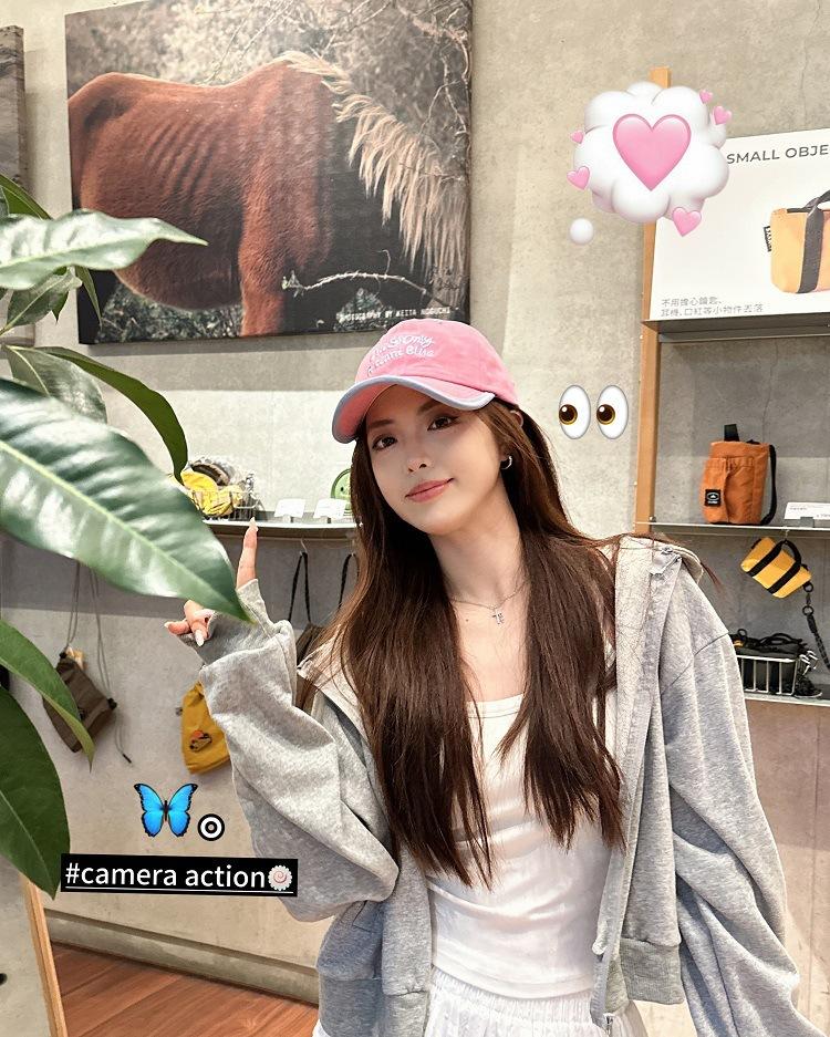 Product Introduction of Colorblock Soft Top Hip-Hop Baseball Cap, Unisex Korean-Style 3D Letter Embroidery, Wide Brim Duckbill Hat, Face-Slimming Design 4