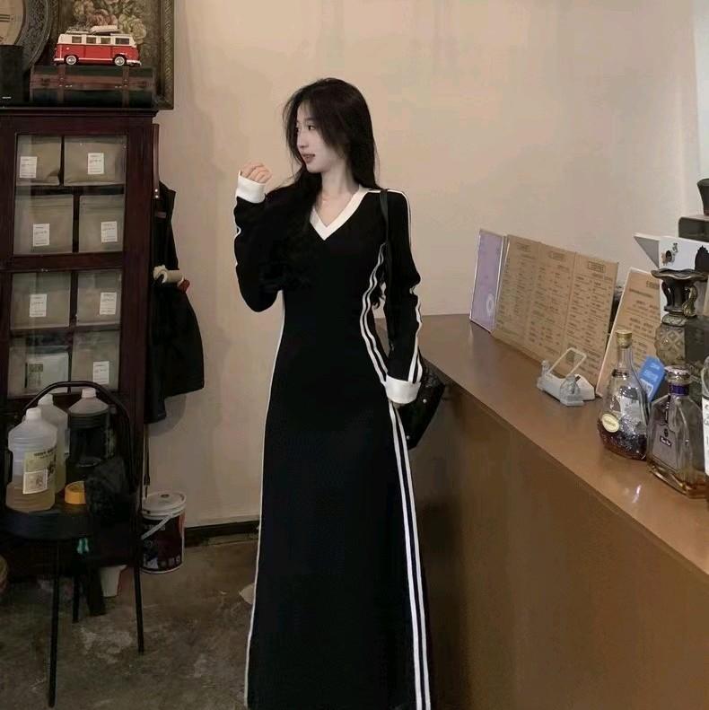 Đầm thu đông dài tay dáng dài chữ A cổ V tay bo ống màu đen pha viền trắng hàng quảng châu chất liệu thun trơn co giãn tốt tay bo ống M559 Nữ Women Ong Dress