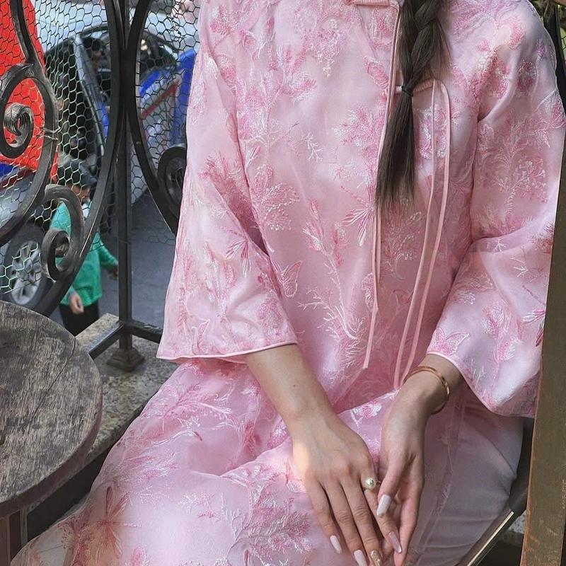 ￼Áo dài cách tân MẪN KỲ from suông 4 tà thêu hoa nổi đính nơ kèm quần lụa 6