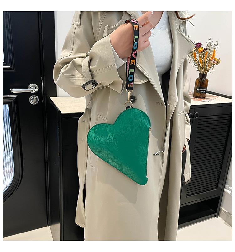 Product Introduction of Special-Interest Design Love 2024 Winter New Good-looking This Year's Popular Coin Purse Clutch Korean Women Bag Tide 16