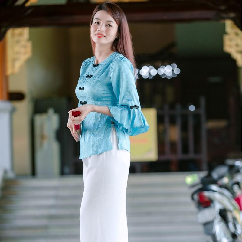 Product Introduction of SÉT ÁO LẺ,QUẦN LẺ  BÀ BA TAY LOE NÚT TÀU, CHẤT LIỆU GẤM 2 DA,QUẦN PLANTIN, QUẦN BẢN LƯNG PHÍA SAU, KẾT HỢP TÚI TRONG, PHONG CÁCH LỊCH LÃM SANG TRỌNG, TẶNG KÈM 1 CỘT TÓC XINH Nữ Women 48