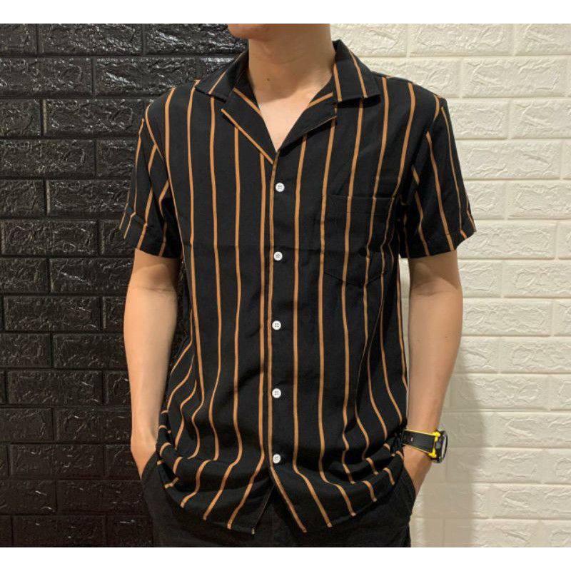Kemeja Pria Salur Lengan Pendek Kemeja Strip Cowok Motif Setrip Kemeja Cowok Terbaru Santai Setrip V-Neck Slim-fitting Setrip Hem Kerah Panjang Hitam 3